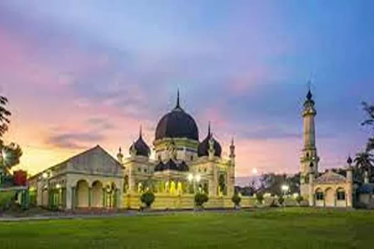 Rekomendasi Wisata Religi Masjid Azizi Tanjung Pura (Isti)