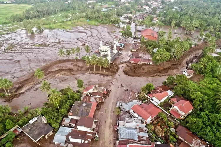 Banjir Bandang Dan Longsor Yang Disebabkan Hujan Lebat Hingga Memakan ...