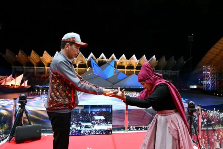 Potret Presiden Jokowi dalam acara pembukaan PON Aceh-Sumut 2024. (https://x.com/setkabgoid/status/1833404478961156425/photo/1)