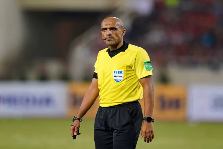 Potret Wasit Ahmed Al Kaf, pengadil pertandingan Timnas Indonesia vs Bahrain yang dinilai kontroversial oleh warganet di media sosial. Simak ulasan selengkapnya. ((Facebook.com/@ahmed.alkaf.oman))