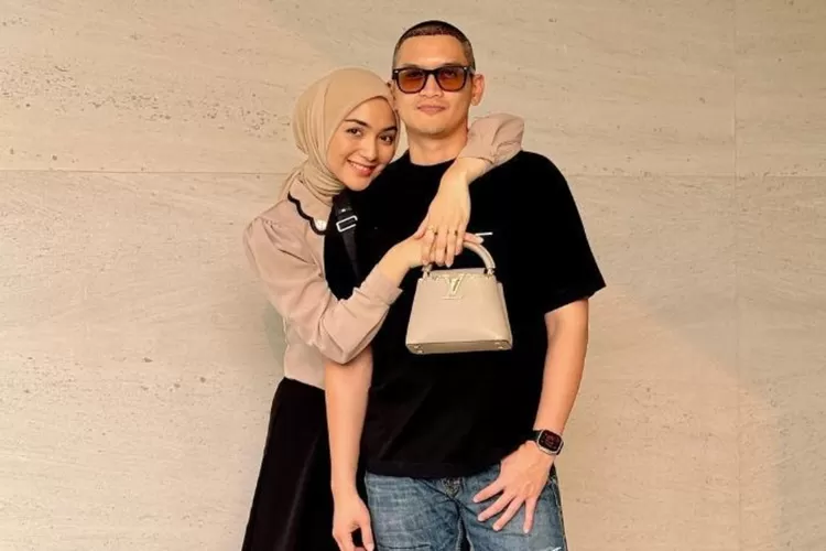 Potret artis Rezky Aditya bersama istrinya, Citra Kirana. Begini update kasus dugaan penelantaran anak yang melibatkan sang artis. (Instagram.com/@thereal_rezkyaditya)