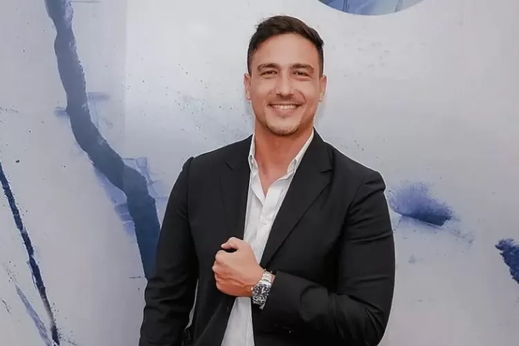 Artis Hamish Daud membantah soal tudingan diminta tanggung jawab usai disebut tidak membayar gaji karyawan di perusahaan lamanya. (Instagram.com/@hamishdw)