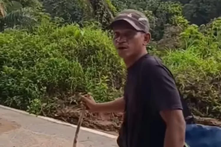 Tangkapan layar seorang pria yang rela berjalan dari Sibolga menuju Tarutung untuk kabarkan keluarga selamat dari banjir.  ((Facebook/Ndoetch Dani))