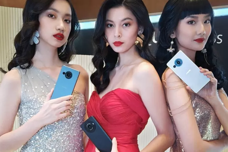 Model memamerkan line up smartphone terbaru Sharp Aquos R8s Series, Jumat, 8 Desember 2023. (Sharp)