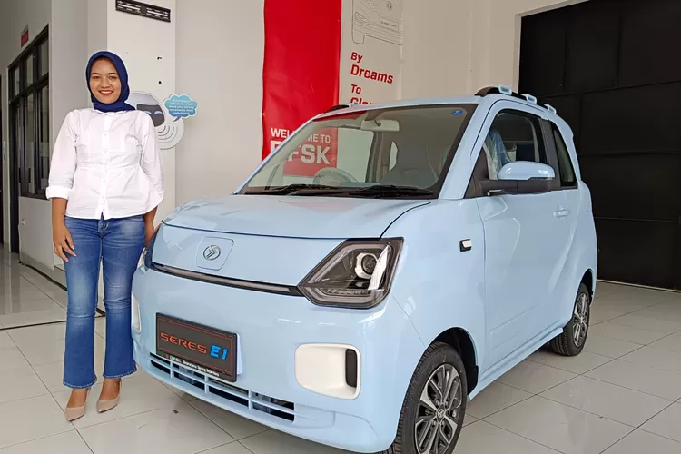 Show unit DFSK Seres E1  di Jalan Raya Serang - Jakarta Nomor 19, Kota Serang, Senin, 18 Desember 2023. (Raden Warna/Bantenraya.com)