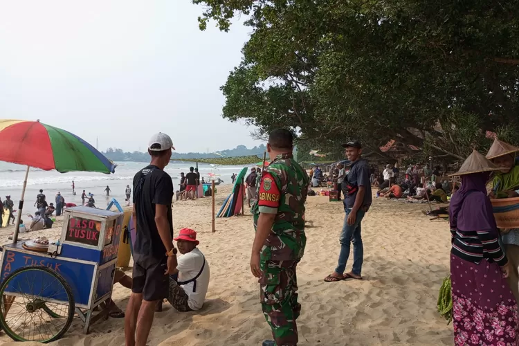 Kunjungan Membeludak Pantai Carita Jadi Primadona Wisatawan di