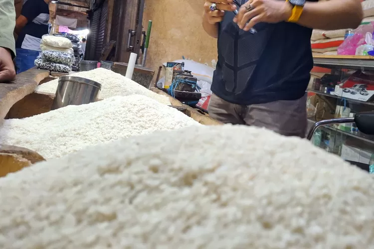 Ilustrasi beras bulog yang dioplos.  (Raffi/Bantenraya.com)
