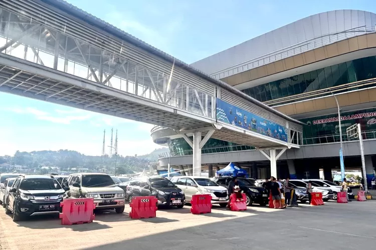 Polda Lampung kendalikan arus mudik di Bakauheni, pelabuhan tetap lancar meski ramai. (Dokumentasi Humas&nbsp;ASDP)