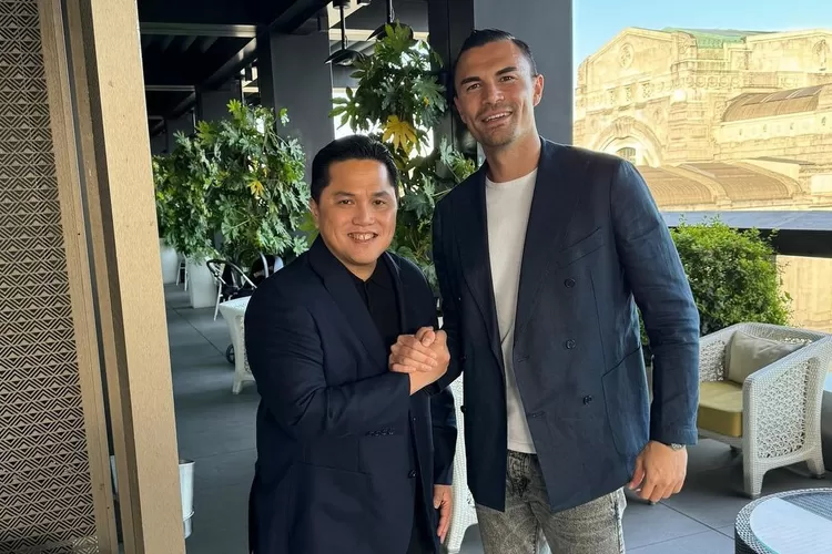 Ketua PSSI Erick Thohir dan Emil Audero berjabat tangan. (Instagram/@erickthohir)