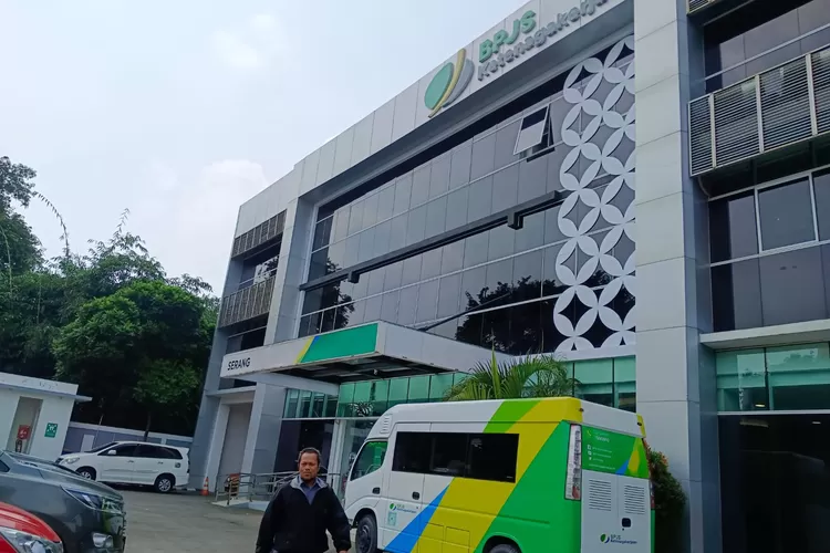 Nampak depan kantor pelayanan BPJS Ketenagakerjaan Cabang Serang di Jalan Kolonel Tb Suwandi Kota Serang, Kamis 30 Mei 2024. (Raden/Banten Raya)