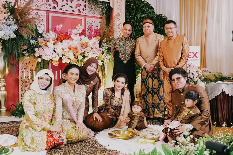 Atta Halilintar dan Aurel Hermansyah menggelar tedak siten putri kedua mereka, Azura Humaira Nur Atta. ( Instagram/@attahalilintar)