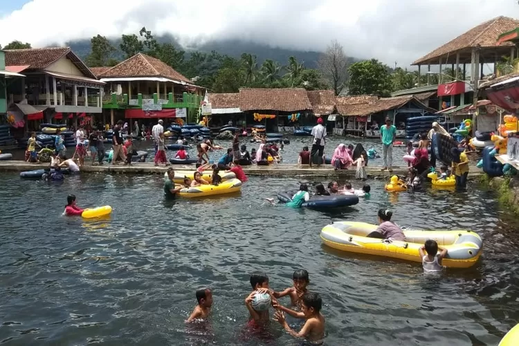 Pengunjung memadati obyek wisata Pemandian Batu Quran Cikoromoy, di Desa Kadubungbang, Kecamatan Cimanuk, Kabupaten Pandeglang. (Dokumentasi Bantenraya.com)