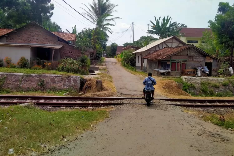 Ilustrasi. Pengendara saat melewati perlintasan kereta api. (Aldi Setiawan/Banten Raya)