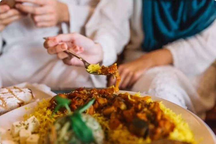 Ilustrasi makan sahur sebelum menjalankan ibadah puasa Ramadhan. (freepik/freepik)