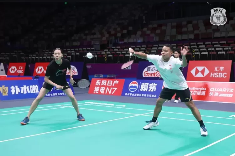Rehan/Gloria sempat unggul tapi akhirnya kalah dari India di Sudirman Cup 2025. (Instagram @Badminton.ina)