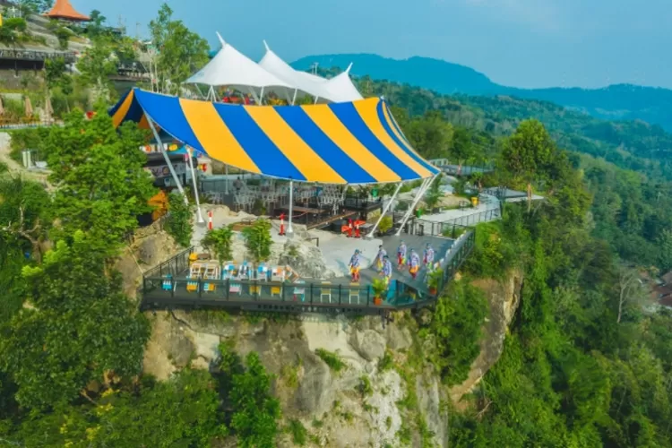 Harga Tiket Masuk Wisata Obelix Hills Jogja, Tempat Nongkrong Dengan ...