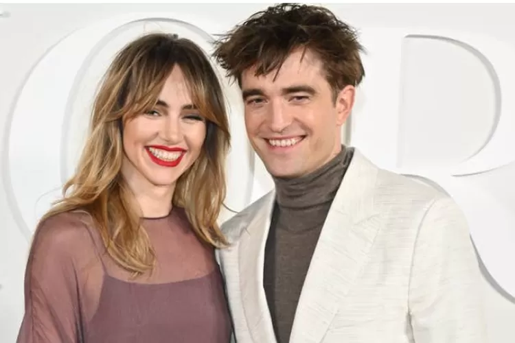 Suki Waterhouse dan Robert Pattinson Nantikan Kehadiran Anak Pertama