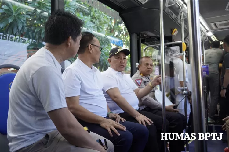 BisKita Trans Depok, dilengkapi dengan pelacak GPS dan real time.