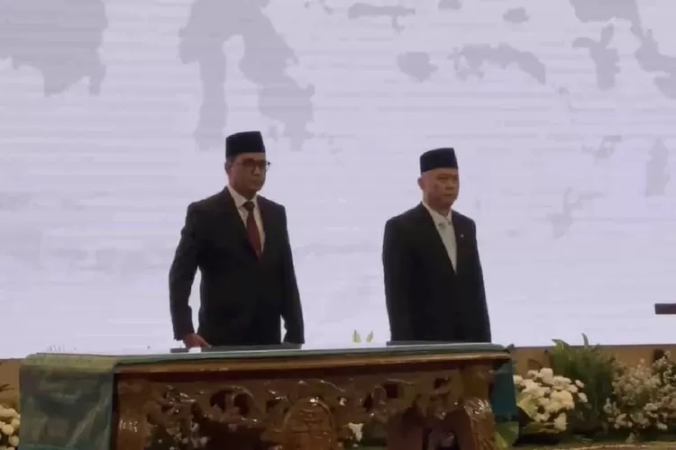 Menteri Perhubungan (Menhub) Dudy Purwagandhi (kanan) dalam serah terima jabatan dengan Menteri Perhubungan periode 2016-2024 Budi Karya Sumadi (kiri), yang berlangsung secara tertutup di gedung Kementerian Perhubungan, Jakarta, Senin (21/10/2024). (Foto: Dok. BKIP Kemenhub)