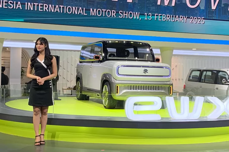 mobil listrik terbaru Suzuki eWX dalam ajang bergengsi Indonesia International Motor Show (IIMS) 2025 (viqi)