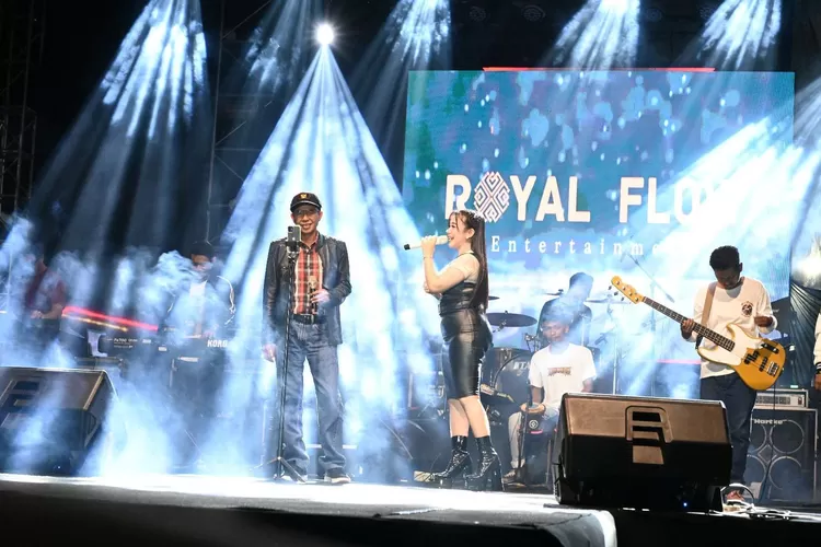 Pj Bupati Muhammad Masrofi turut bernyanyi bersama warga, menambah kemeriahan malam pergantian tahun baru 2025 di Banjarnegara (istimewa)