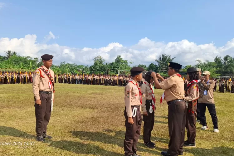 Kak Kwaran Bukateja Menyematkan tanda dimulainya Jambore Ranting (Dokumen Panitia Jamran Bukateja)