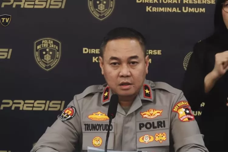 Karopenmas Divhumas Polri, Brigjen Trunoyudo Wisnu Andiko, dalam konferensi pers penetapan enam tersangka pengeroyokan debt collector di Kalibata. (Dok Polri)