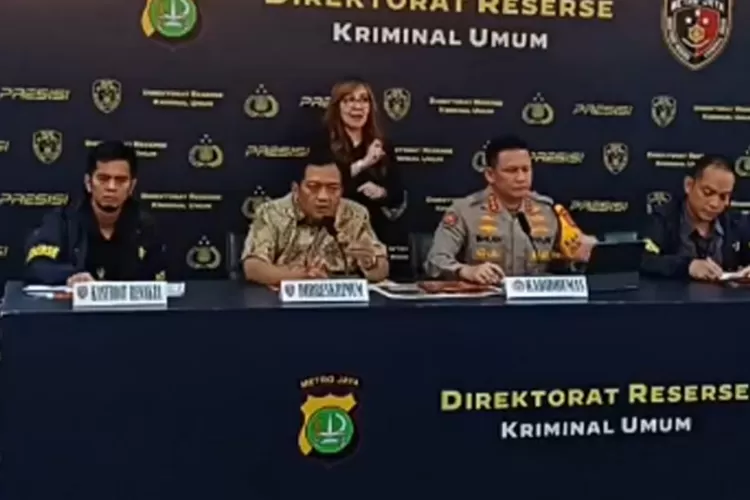 Direskrimum Polda Metro Jaya Kombes Pol Iman Imanuddin (tengah kiri) mengungkap kasus dugaan penipuan WO Ayu Puspita. (Dok Polri)
