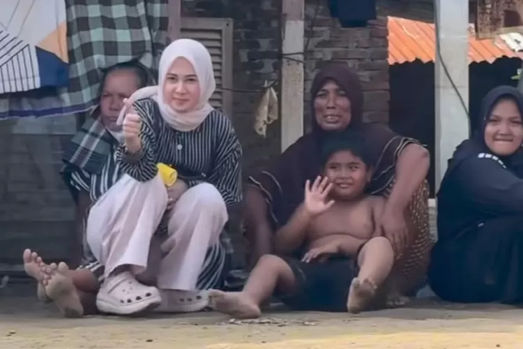Tangkapan layar bocah yang meminta dibawakan satu baju karena semua pakaiannya hanyut terbawa banjir. (Instagram/hafizadinata_)
