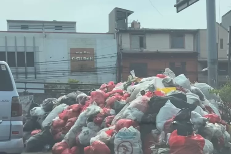 Tangkapan layar kondisi sampah yang berserakan di jalan kawasan Ciputat, Tangerang Selatan. (Instagram/david_nurbianto)