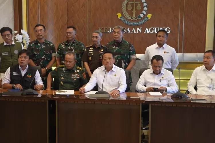 Jaksa Agung Muda Tindak Pidana Khusus Febrie Adriansyah (tengah) menyampaikan temuan Satgas PKH terkait dugaan pidana korporasi penyebab bencana di Sumatera. (Dok Kejaksaan RI)