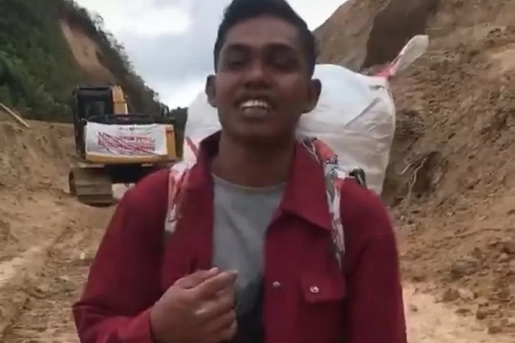 Tangkapan layar seorang pemuda yang rela berjalan puluhan kilometer untuk menjual cabai dan beli beras untuk korban banjir Aceh. (TikTok/TOKO DAMRY)