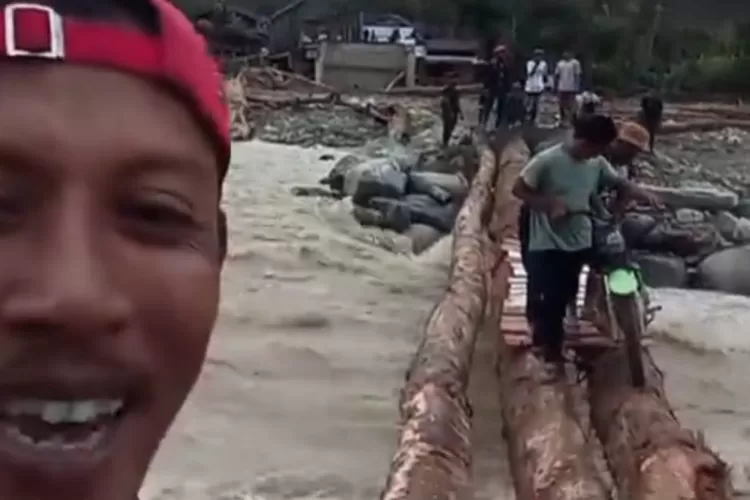 Momen bahagia warga Beutong Ateuh setelah berhasil membangun jembatan darurat. (TikTok/TOKO DAMRY)