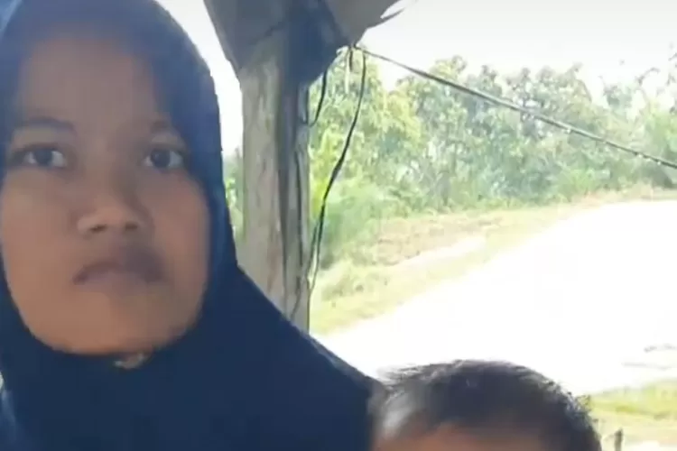Tangkapan layar seorang istri yang belum mengetahui keberadaan suaminya sejak bencana banjir di Aceh hingga kini anaknya mulai sakit-sakitan. (TikTok/TOKO DAMRY)
