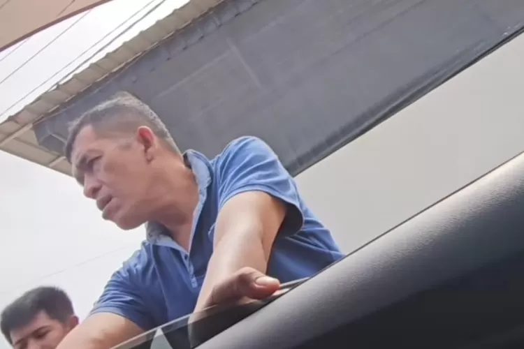 Tangkapan layar seorang ketua posko pengungsian di Aceh yang memilih mengalihkan bantuan beras ke wilayah yang lebih membutuhkan. (Instagram/alkadrilubis)