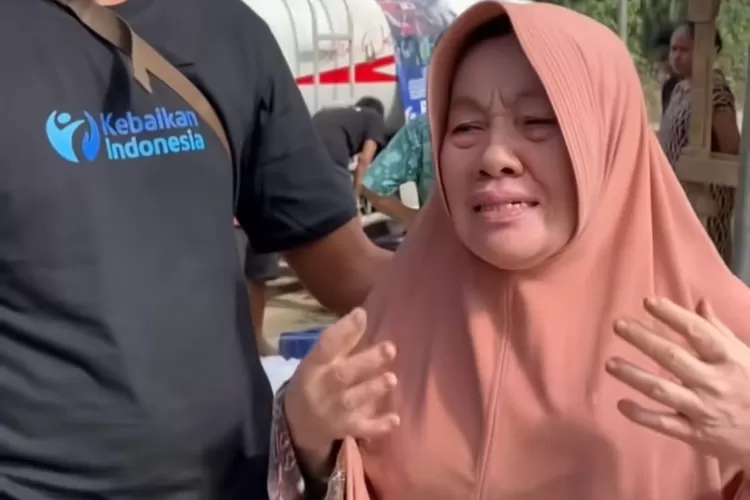 Tangkapan layar seorang warga korban banjir di Aceh Tamiang yang bertahan tiga hari tanpa air sebelum bantuan tiba. (TikTok/zaits_bf)