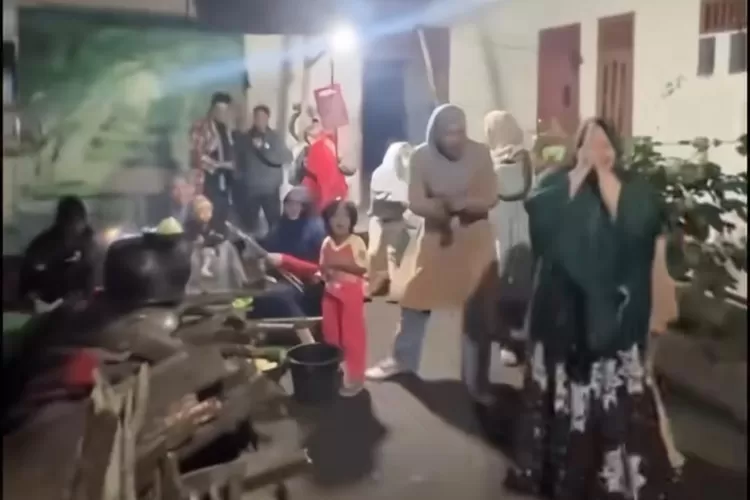 Tangkapan layar detik-detik genset menyala dan menghidupkan lampu di dapur umum pengungsian Aceh. (TikTok/zaits_bf)