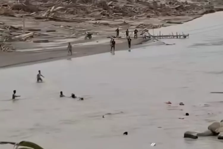 Tangkapan layar detik-detik warga mencoba menyelamatkan penumpang boat getek yang terbalik di di Peusangan Selatan, Bireuen, Aceh Tamiang. (TikTok/zaits_bf)