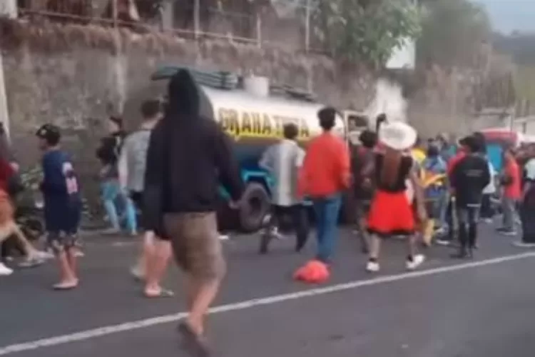 21 Orang Jadi Korban Kecelakaan Karnaval Pacet Mojokerto, Truk Tabrak ...