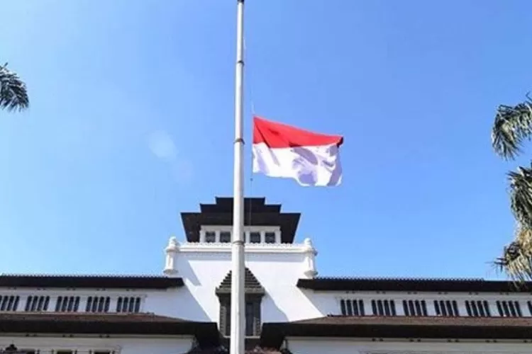 Ternyata ini alasan sebenarnya mengibarkan bendera setengah tiang pada 30 September. (Foto: Twitter @ridwankamil)