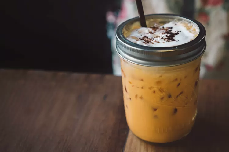 Ini resep es cincau thai tea yang cocok untuk berbuka puasa bersama (Foto: unsplash.com/Tomas Jasovsky)