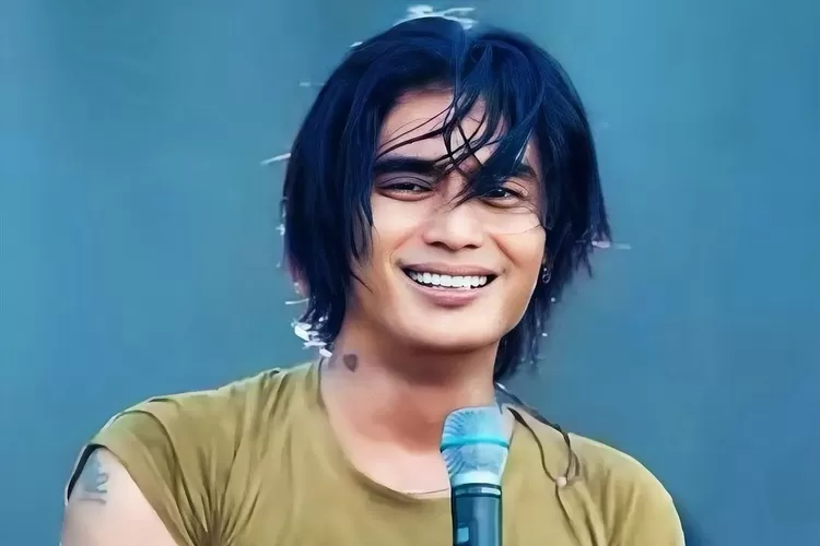 Inilah lirik lagu Putri Iklan karya ST12 yang kini kembali viral di TikTok (Foto: Instagram/@charly_setiaku)