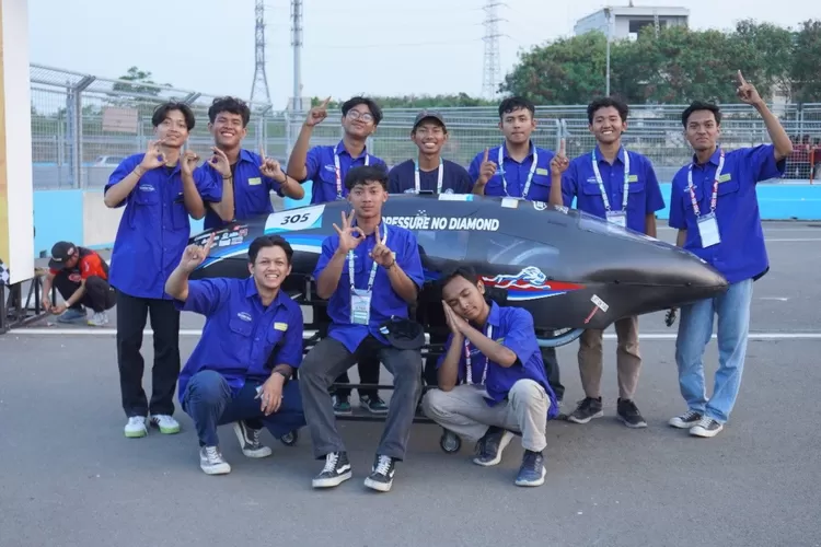 Semeru Team I dari Universitas Negeri Malang bersama dengan Kumbolo Evo-3. (Foto: dok. Istimewa)