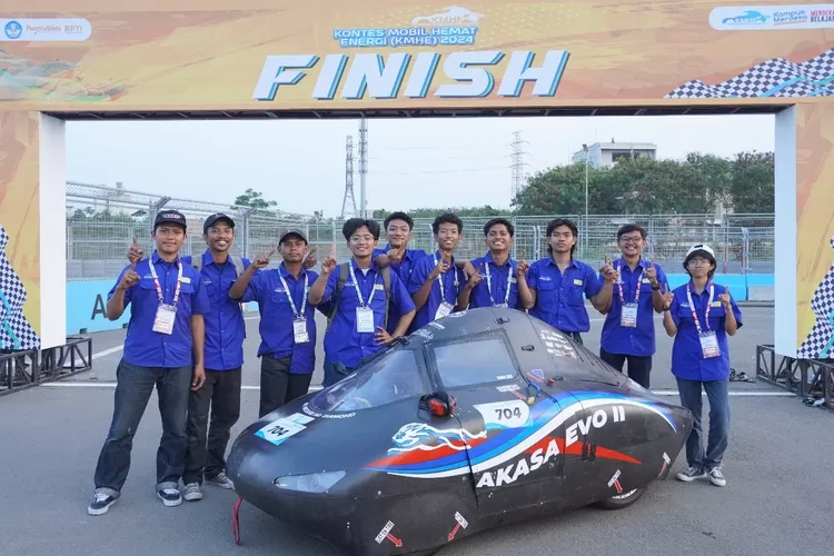 Tim Semeru II bersama mobil Akasa Evo-2 di KMHE 2024. (Foto: dok. Istimewa)