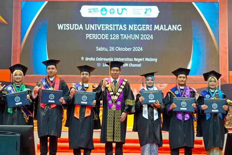 Rektor UM Prof. Hariyono bersama wisudawan terbaik periode 128, Sabtu, 26 Oktober 2024. (Foto: Dok. Humas UM)