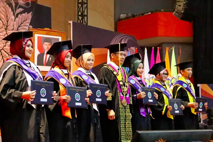 Rektor UM Prof. Hariyono (keempat dari kiri) bersama wisudawan terbaik periode 129, Minggu, 27 Oktober 2024. (Foto: Aliif At-Tahrir dan Qursianur Mahesania/Humas UM)