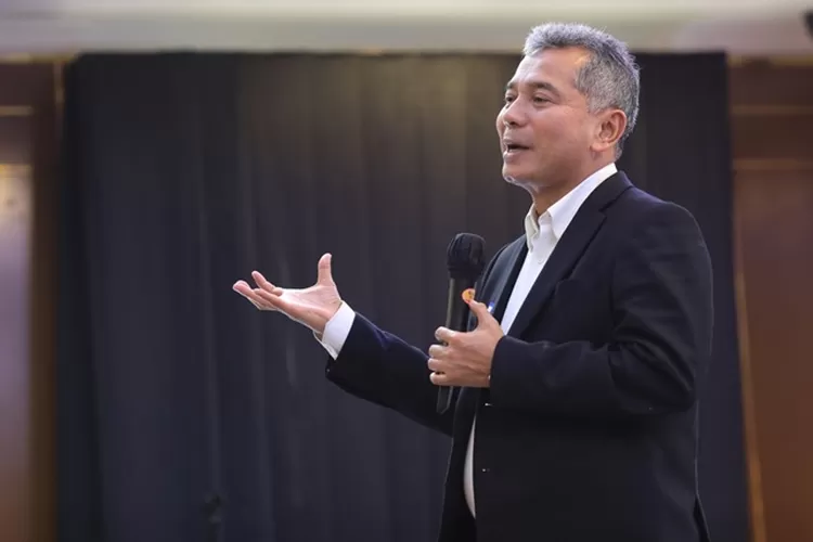 Direktur Utama BRI mendapatkan penghargaan The Best CEO untuk Most Expansive Sustainable Financing Activities di ajang TOP CEO Indonesia Awards 2024 (Foto: Dok. BRI)