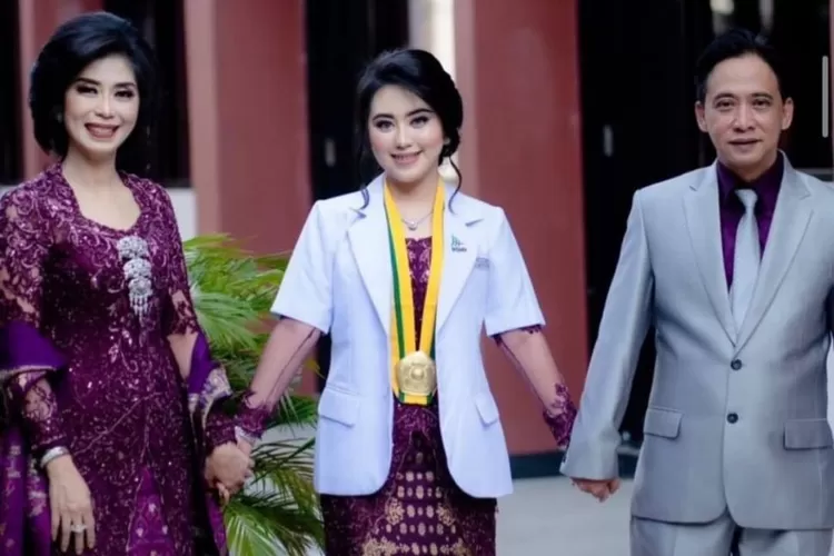 Potret Lady Aurellia dan kedua orang tuanya, Sri Meilina dan Dedy Mandarsyah. (Foto/X @PartaiSocmed.)