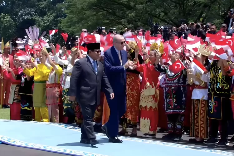 Ratusan siswa-siswi berkesempatan untuk turut menyaksikan kedatangan Presiden Turki Recep Tayyip Erdogan dan delegasi. (Foto: Dok. Tim Media Presiden Prabowo)