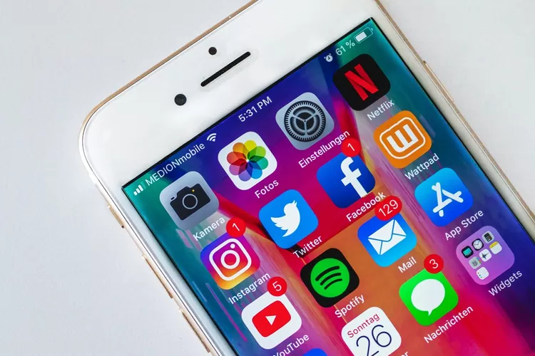 Media Sosial dan data digital bakal kena pajak. (Foto: Unsplash/Sara Kurfe&szlig;)